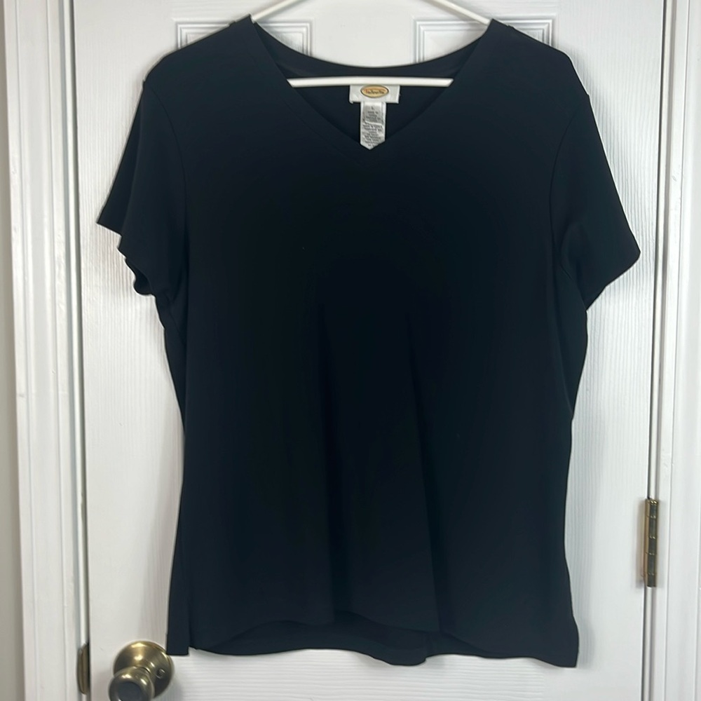 Talbots black short sleeved tee shirt size large. 70% rayon, 25% poly, 5% spandx